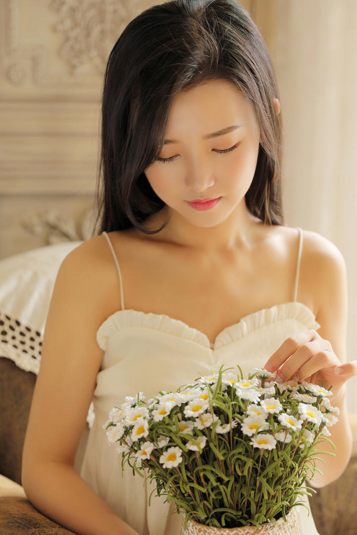捧着鲜花的唯美清纯女生头像图片