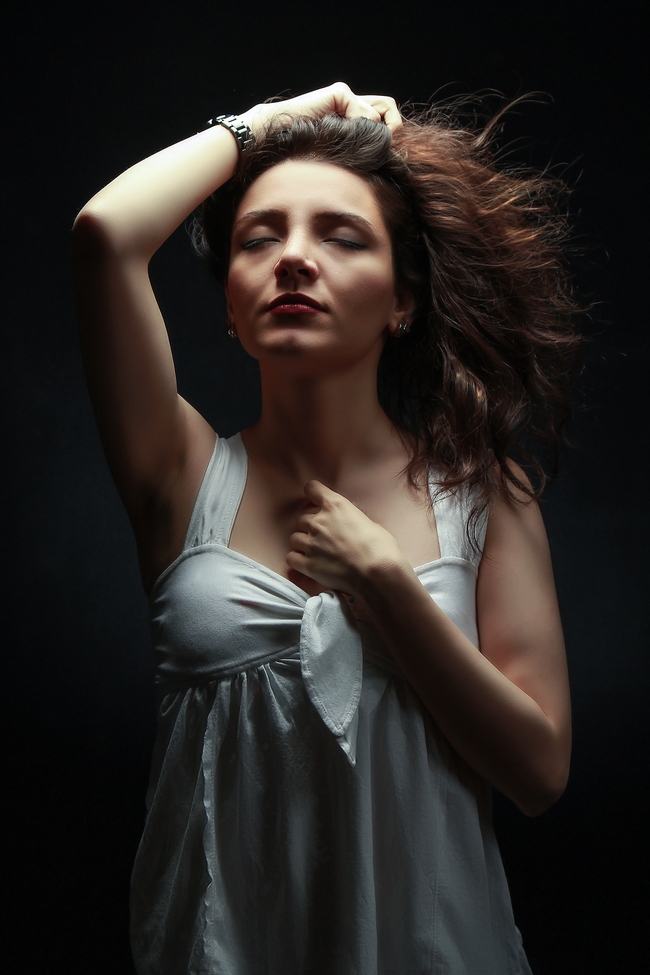 自我陶醉性感伊朗美女人像艺术摄影图片