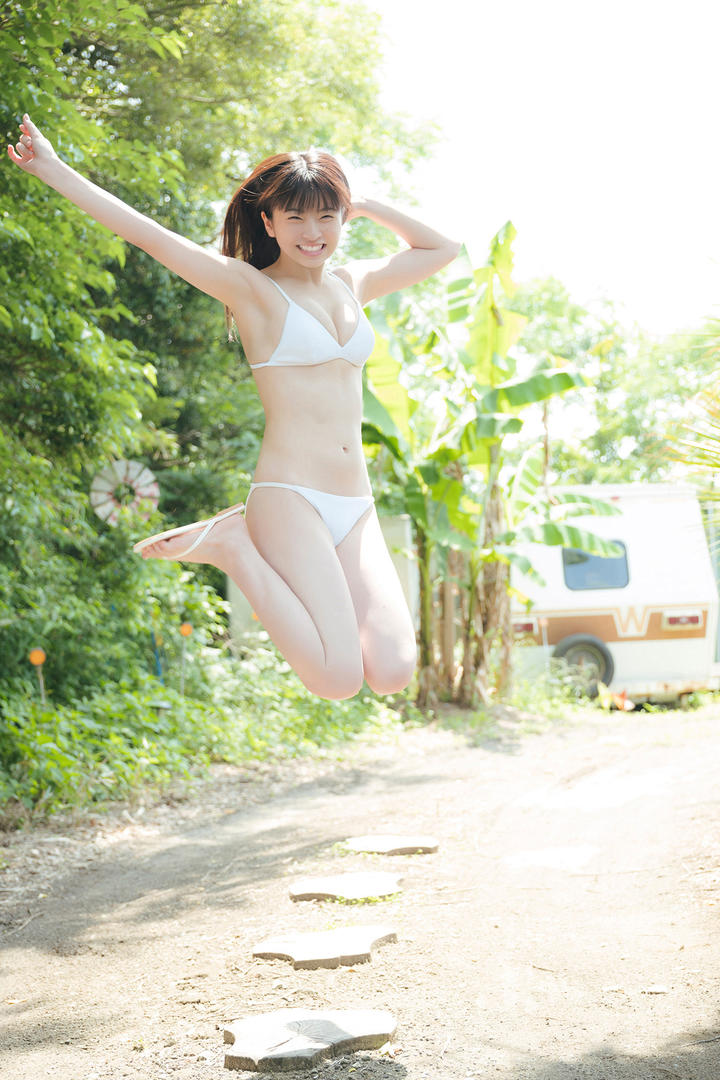 清纯日韩欧美在线内衣少女开心跳跃在空中