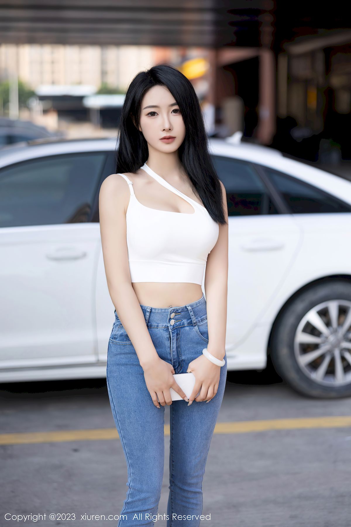 秀人网新人模特苏苏阿白色上衣简约牛仔裤性感写真