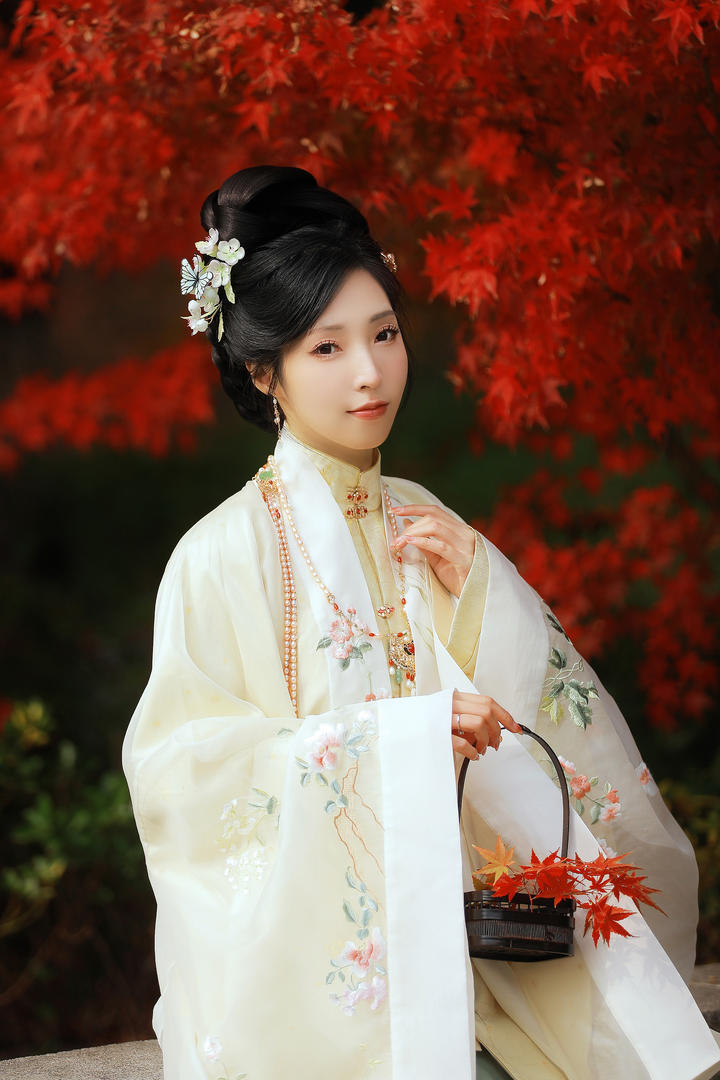采集枫叶的古装汉服美女高清艺术照大全
