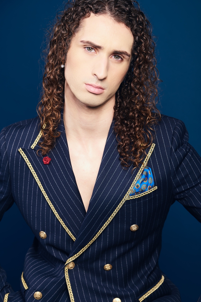 长卷发潮流男模帅哥写真摄影图片