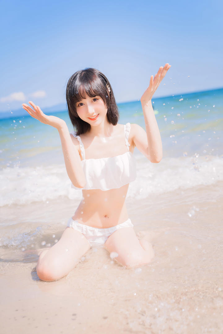 沙滩上玩水的清纯泳装美女图片大全