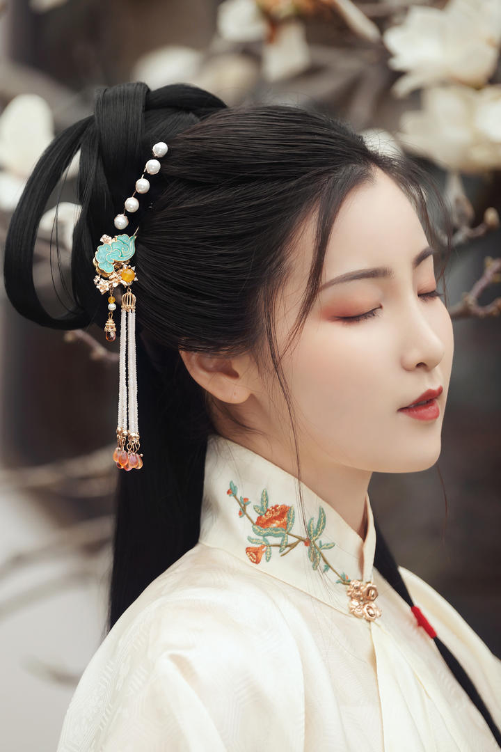 闭上眼睛的高清古典美女金儿写真图片
