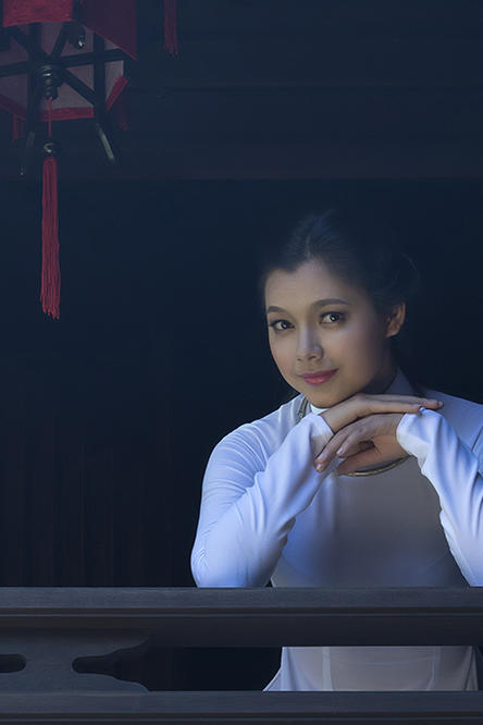 趴在栏杆上的越南美女图片