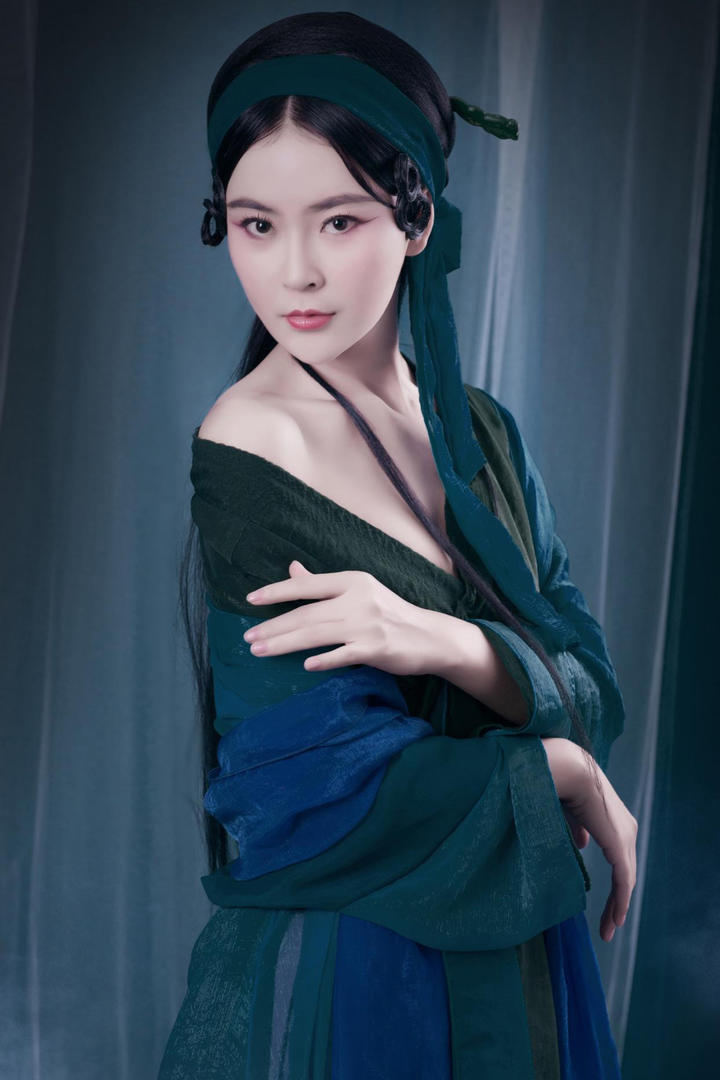 超高清国内美女明星青蛇吴丹写真图片