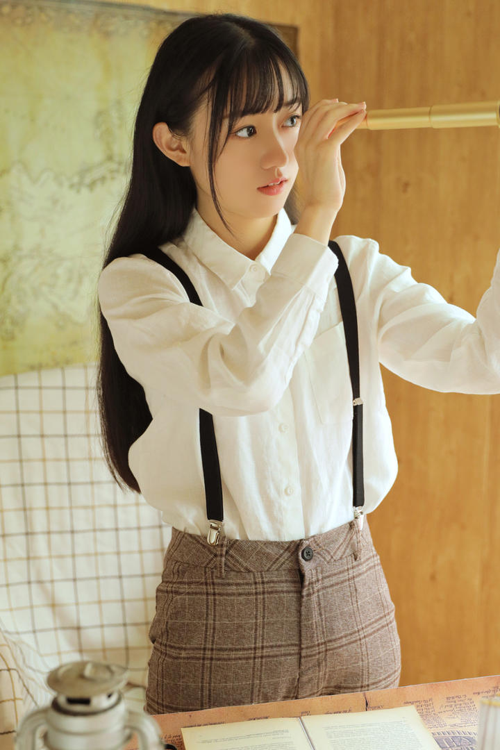 拿着望远镜的古典清纯美女