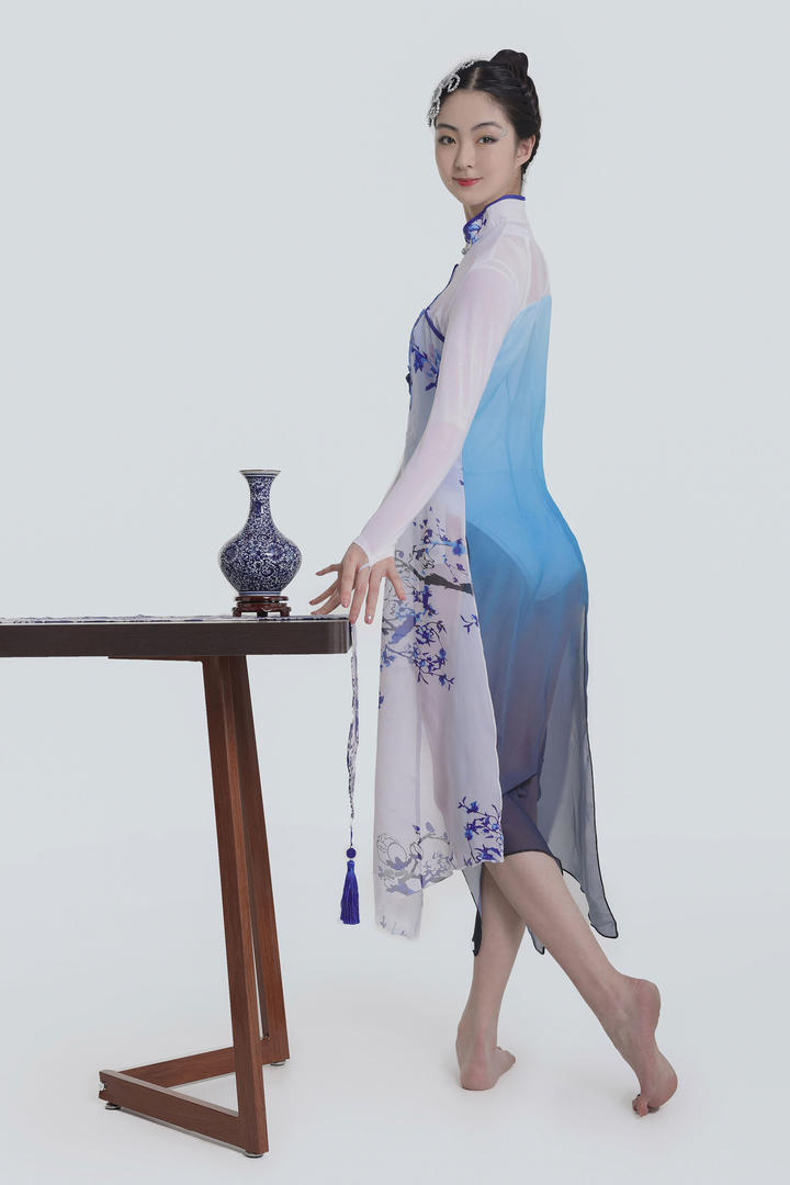 优雅的青花瓷古装美女模特人体艺术写真图片