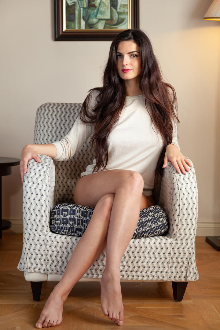 翘着腿的欧美人体艺术写真图片