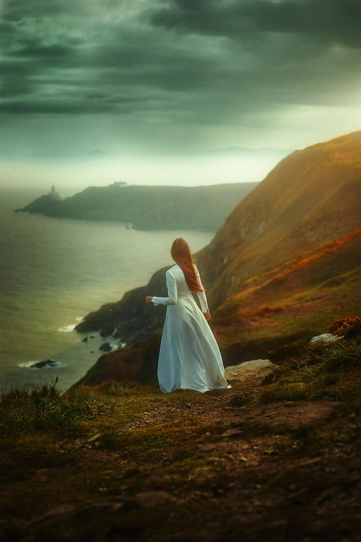 站在海边的唯美高清白裙美女背影图片