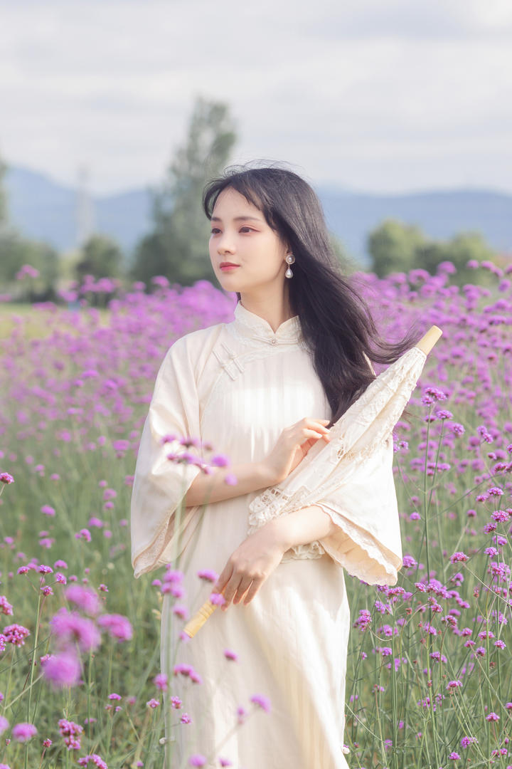 抱着伞的清纯古装美女艺术写真图片