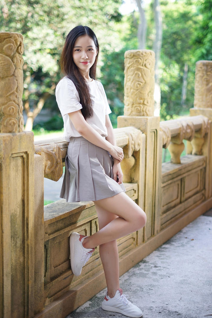靠在栏杆上的超短裙美女卡柔图片