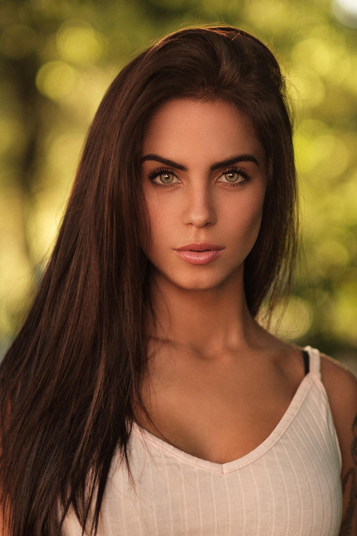 精致漂亮的欧美美女模特写真