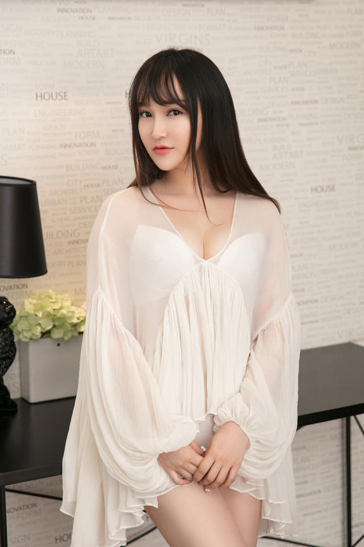 坐在桌子上的高清中国美女图片