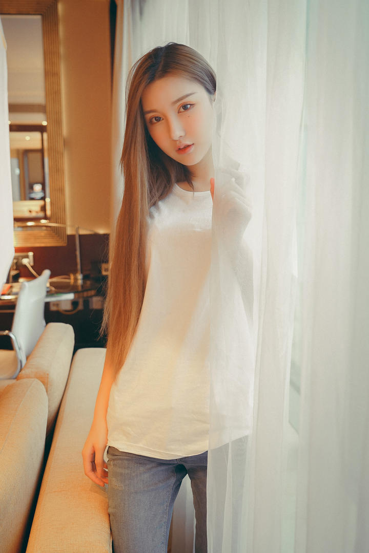 窗帘边的高清性感漂亮美女主播私房照图片