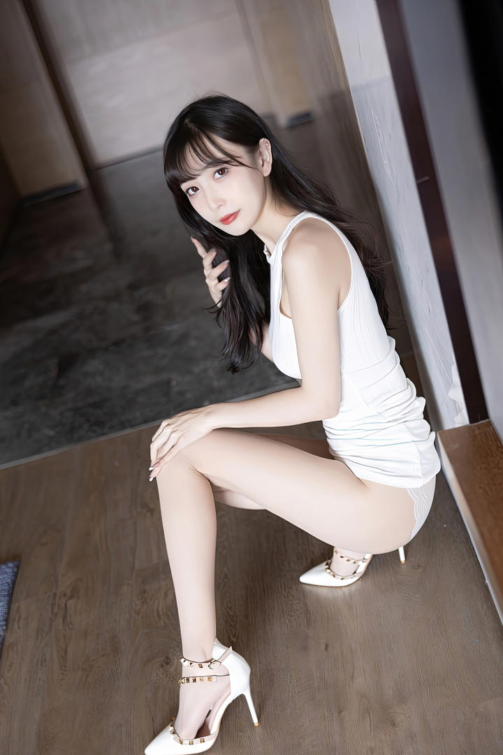 穿高跟鞋的撩人嫩模林星阑美女性感写真图片