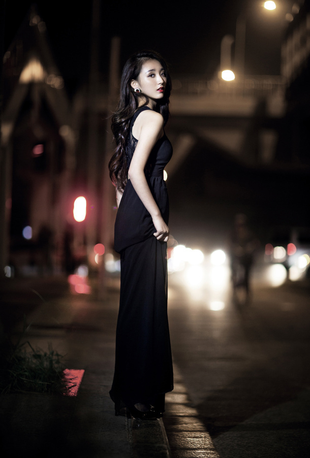 美女模特褚萌琦午夜街头性感诱人
