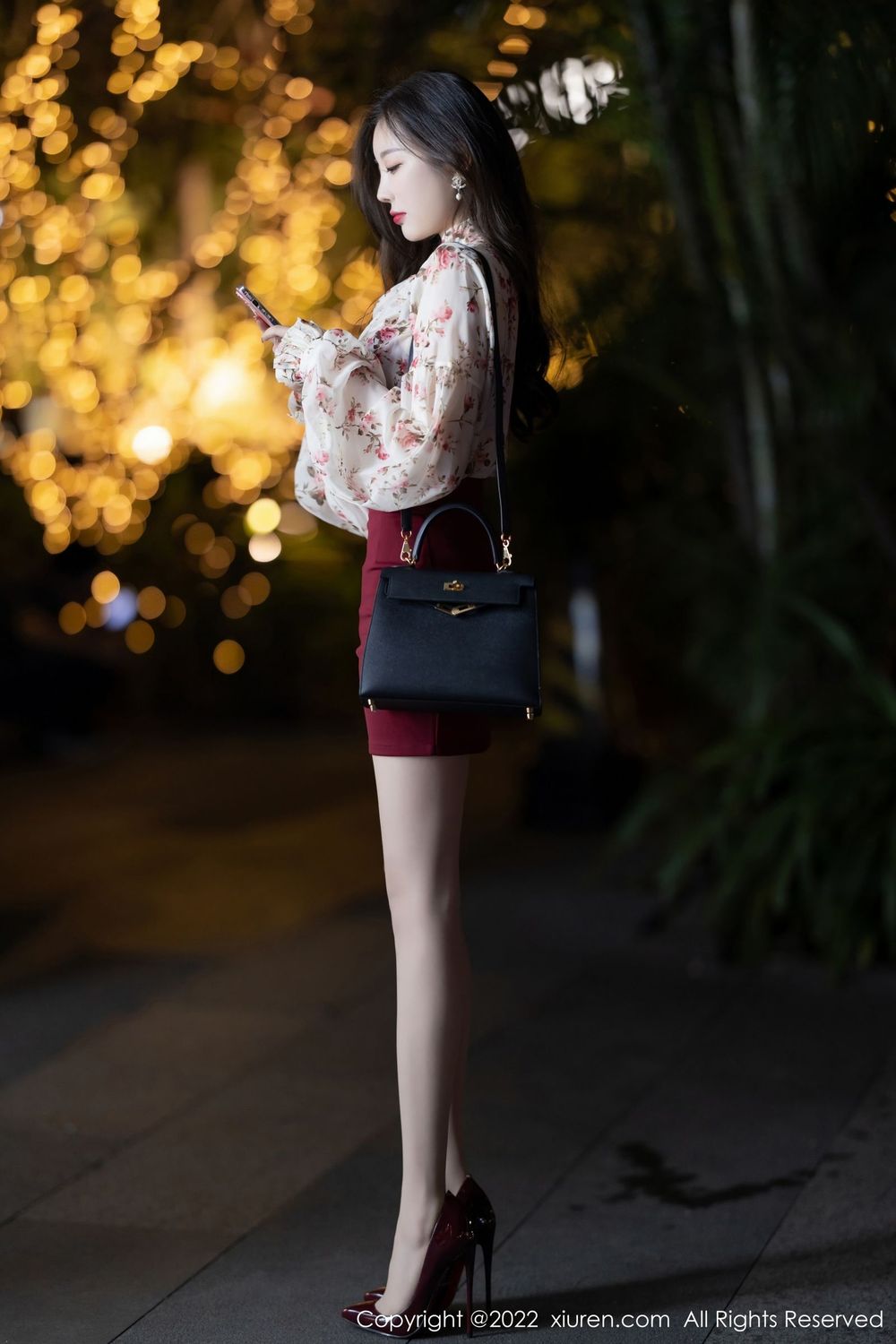 秀人网性感女神杨晨晨Yome白色带花纹上衣搭配红色短裙写真