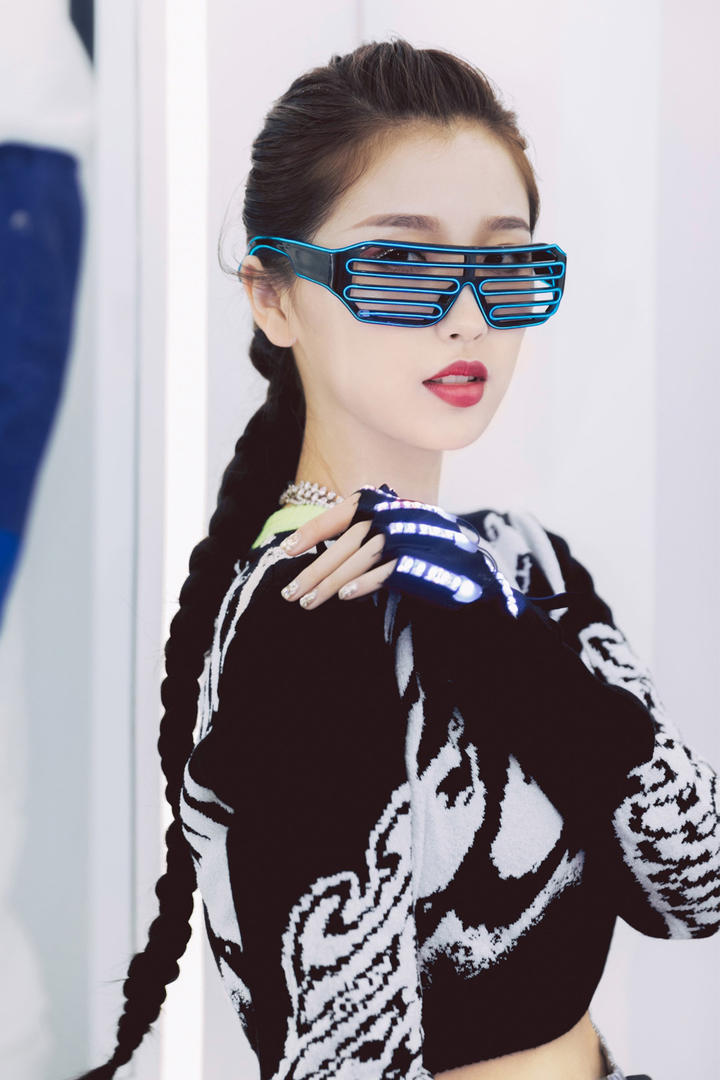 戴着时尚眼镜的极品美女虞书欣