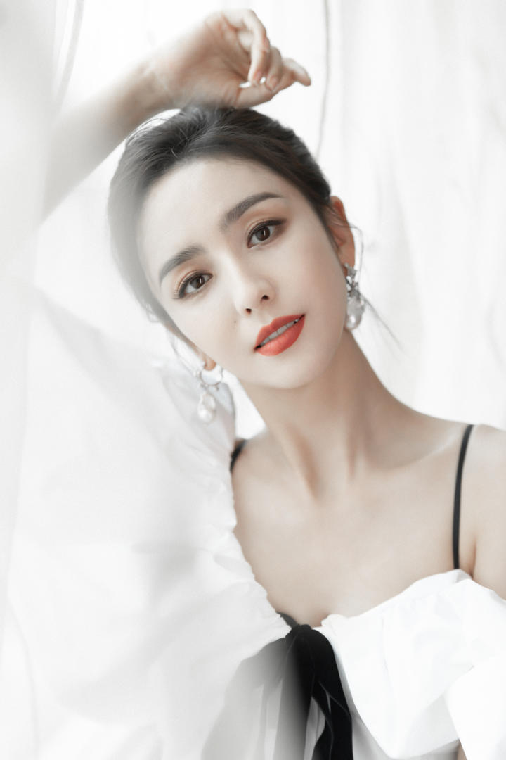 内地美女明星佟丽娅简约时尚纯白蝴蝶结连衣裙穿搭仙气十足写真美照