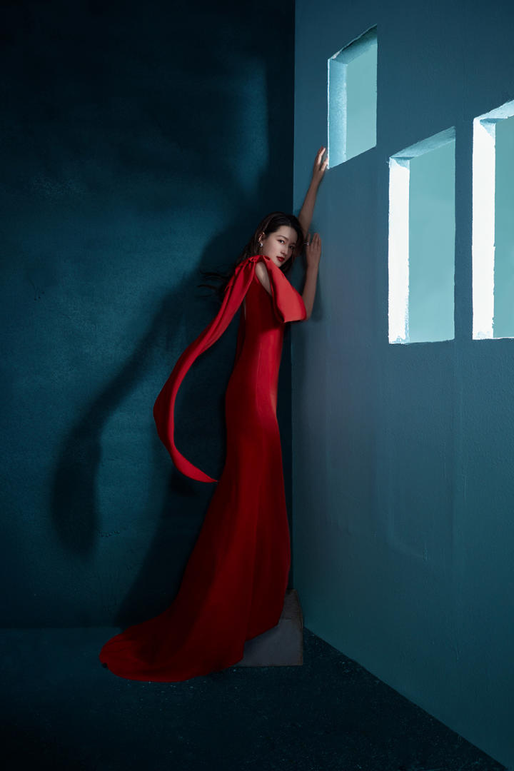 李沁唯美红裙性感图片写真