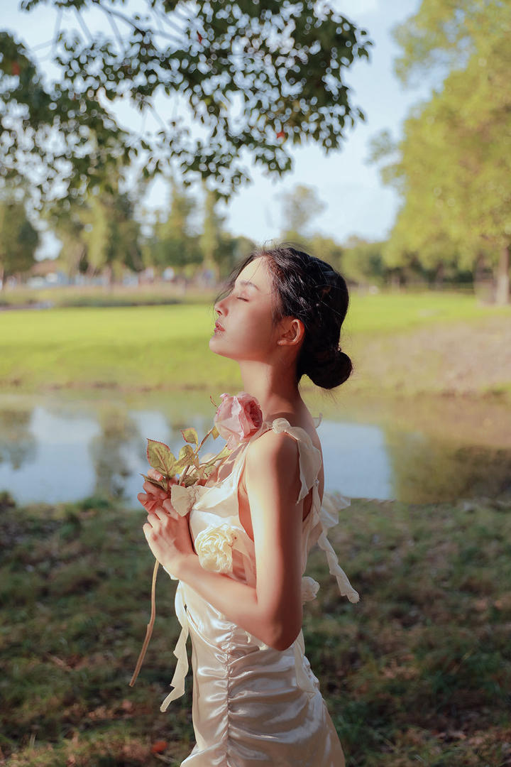 站在湖边的唯美清纯美女写真图片