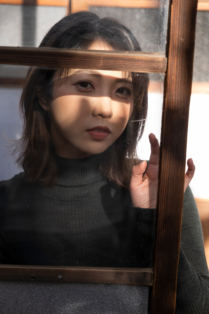 日本绝色成熟少妇798艺术区写真图片