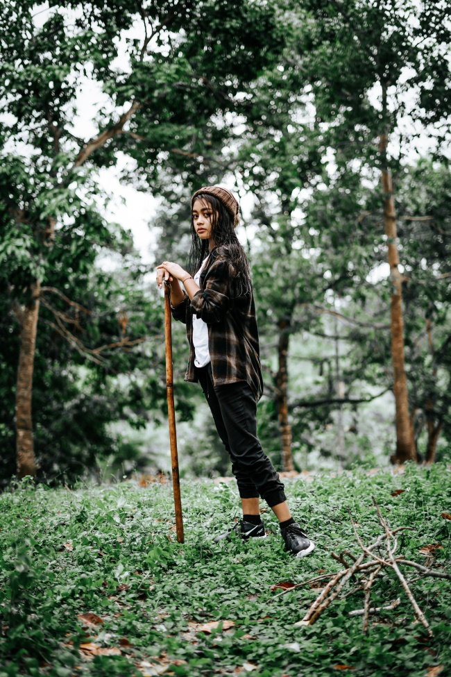 户外徒步旅行美女图片