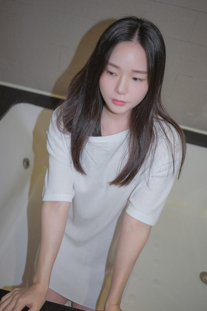 韩国高颜值美女浴室写真494949大但人文艺术图片