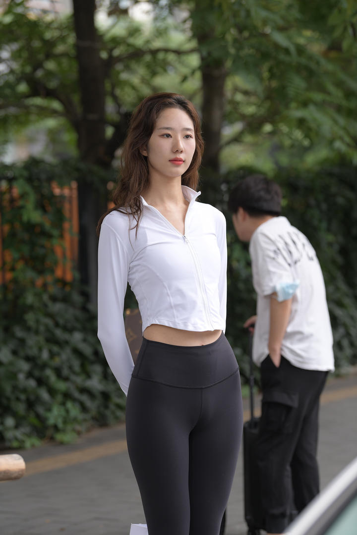 公园里偷拍紧身裤美女街拍美女图片