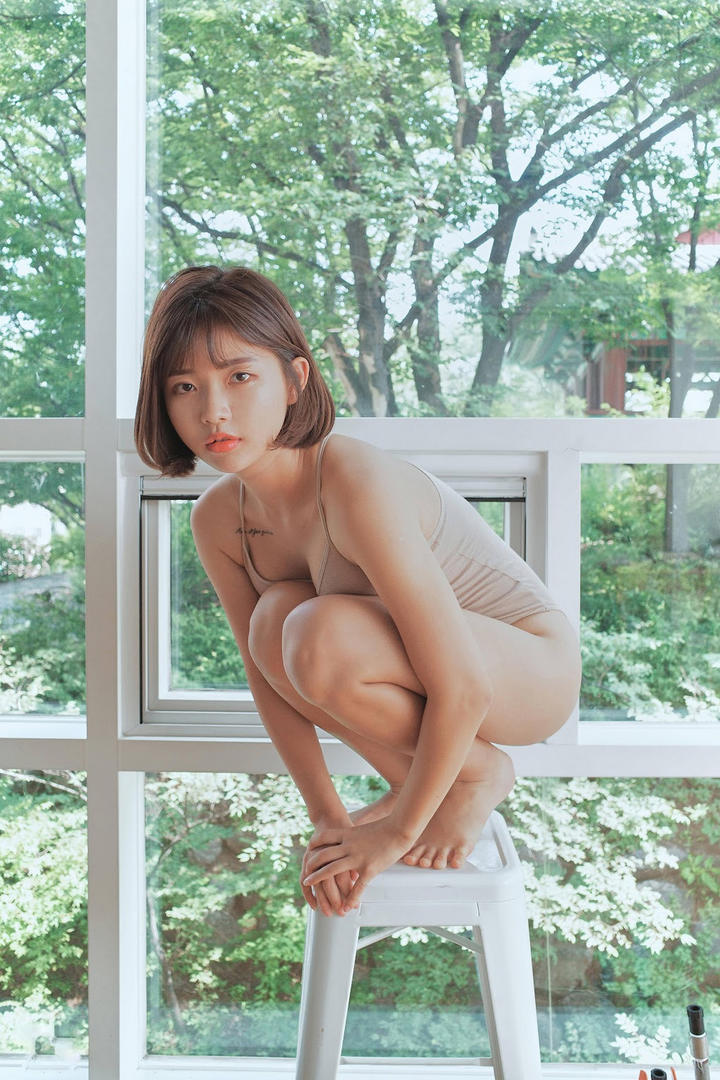 蹲在椅子上的日本清纯瑜伽美少女人体艺术私拍图片