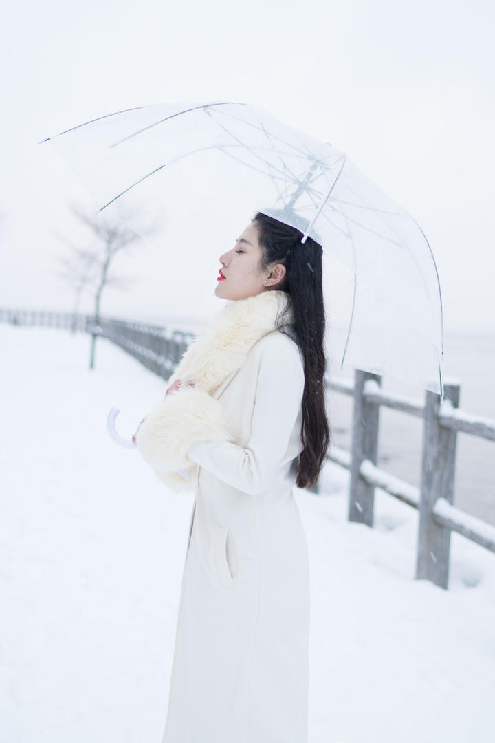 闭眼站在雪中的美女艺术写真图片