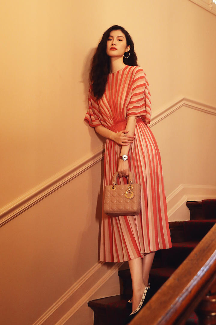 站在楼梯上的长裙女星何穗图片