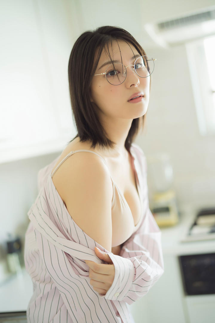 性感风骚的日本眼镜妹露出白嫩香肩美女诱惑图片