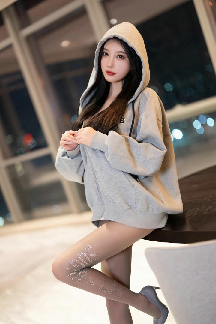 国产极品高跟黑丝美腿诱惑女神杨晨晨性感图片