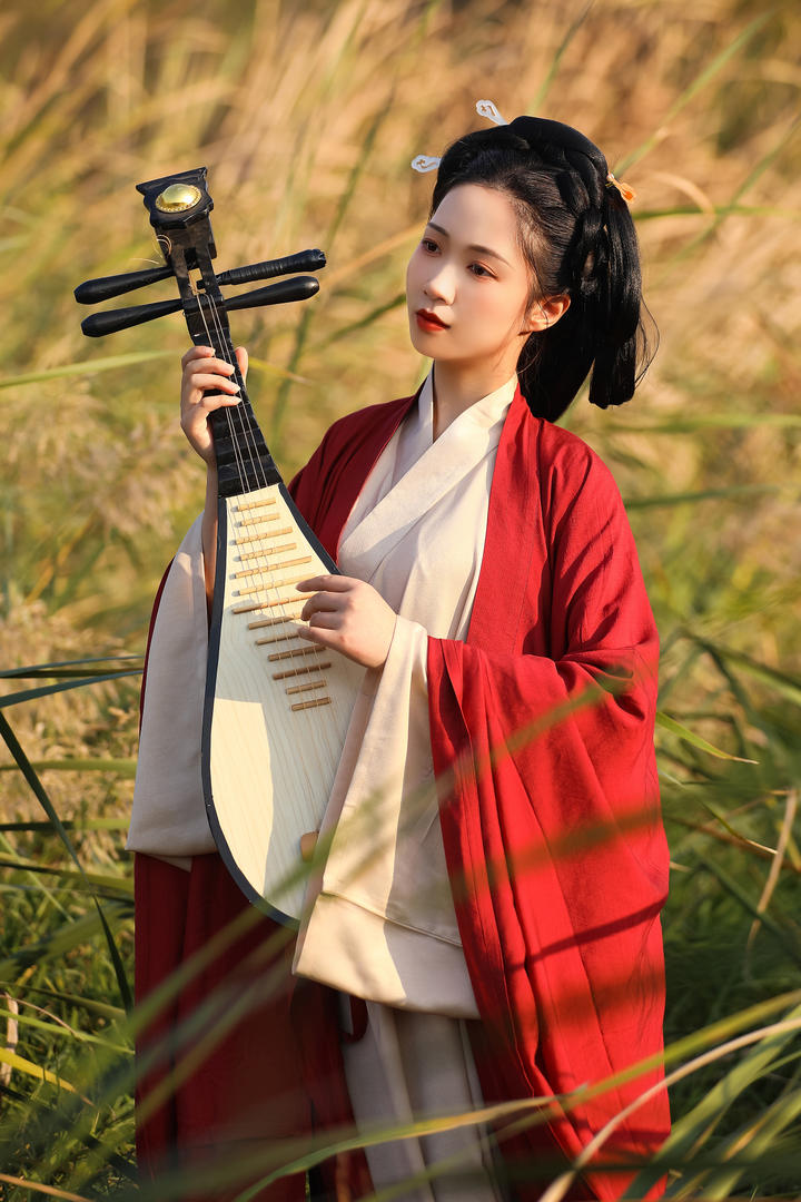 抱着琵琶的古装美女唯美艺术照图片下载