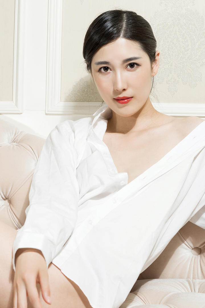 坐在沙发上的高清性感气质女神写真图片