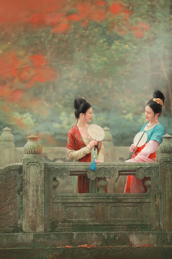 站在石桥上的两个古装美女图片