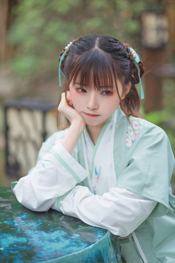 陷入沉思的可爱俏皮古风头像女生图片