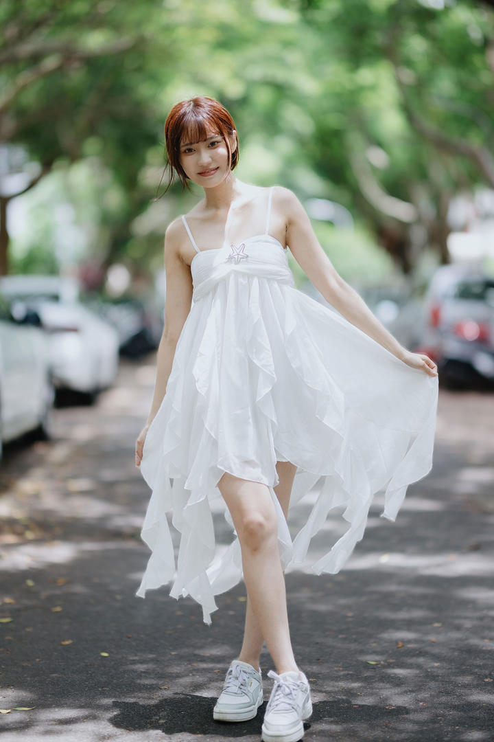 白裙漂亮女孩写真