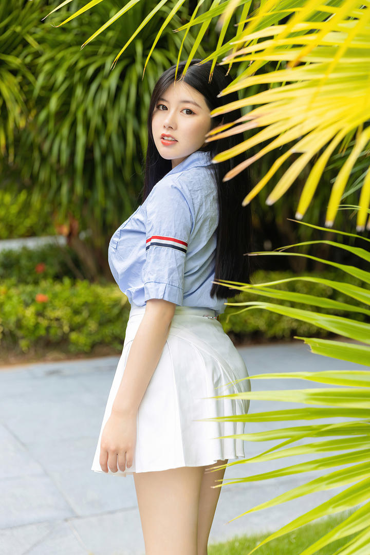 清纯邻家女孩娜露白色超短裙干净清爽3a街拍美女图片