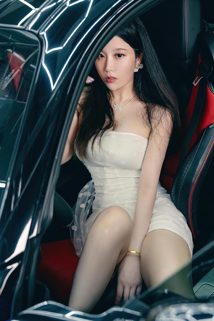 皮肤白嫩的极品美女车模性感图片大全大图