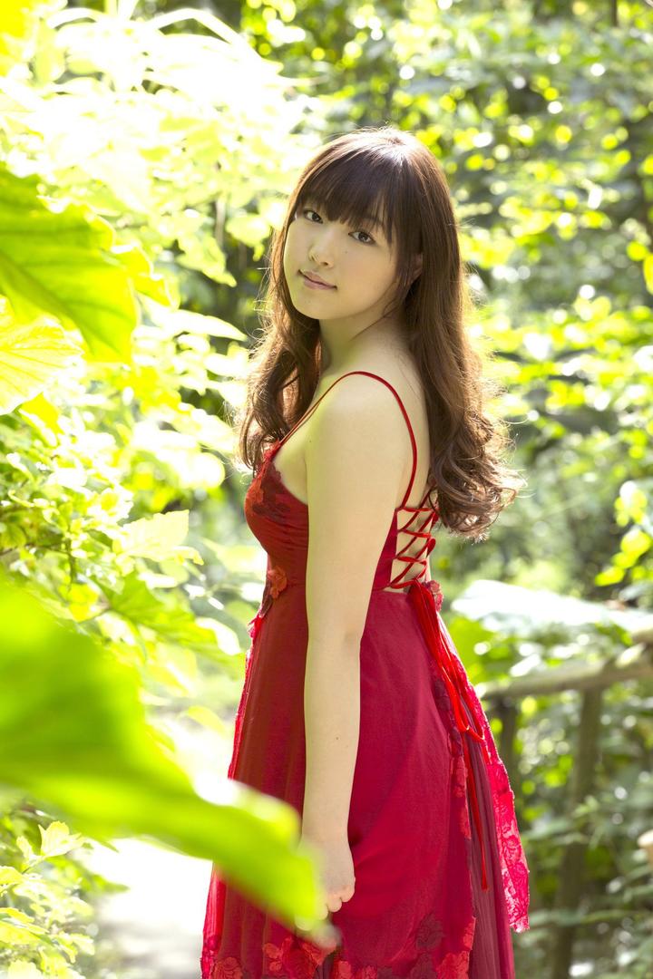 高清树林中的清纯日本美女图片