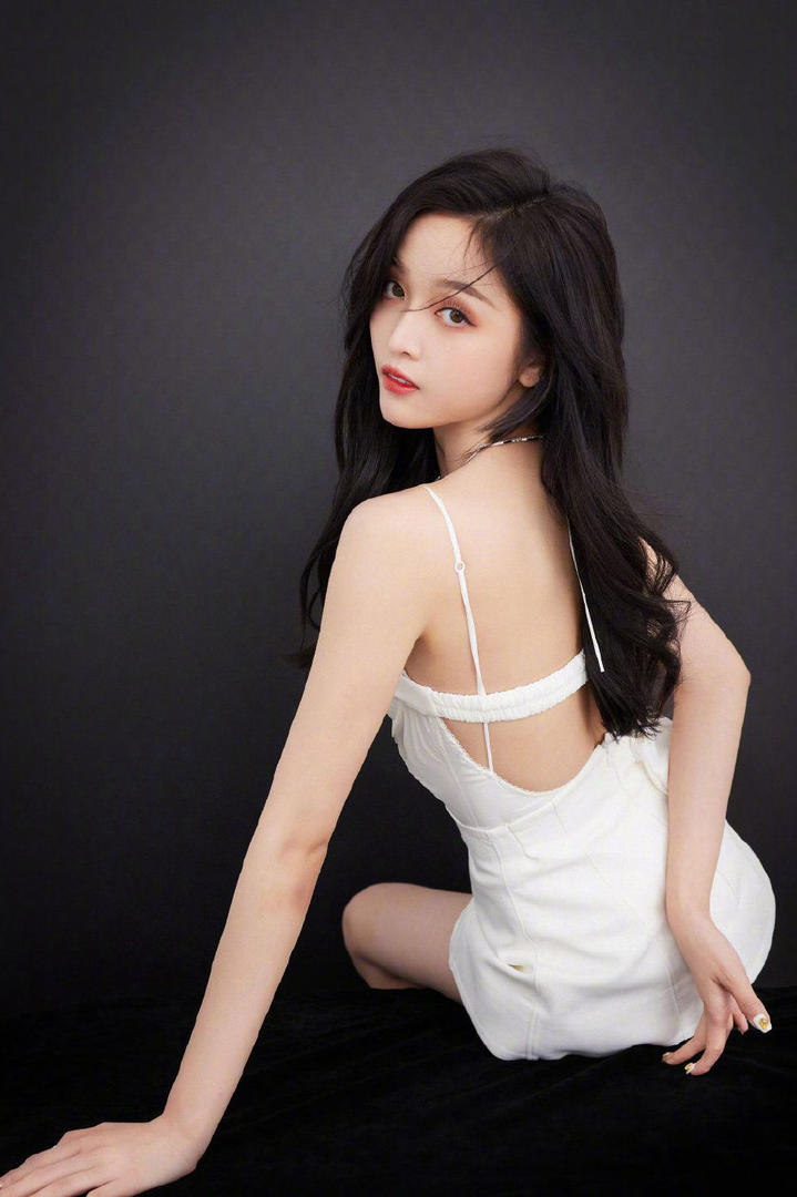 穿着白色吊带露背裙的美女明星吴宣仪图片