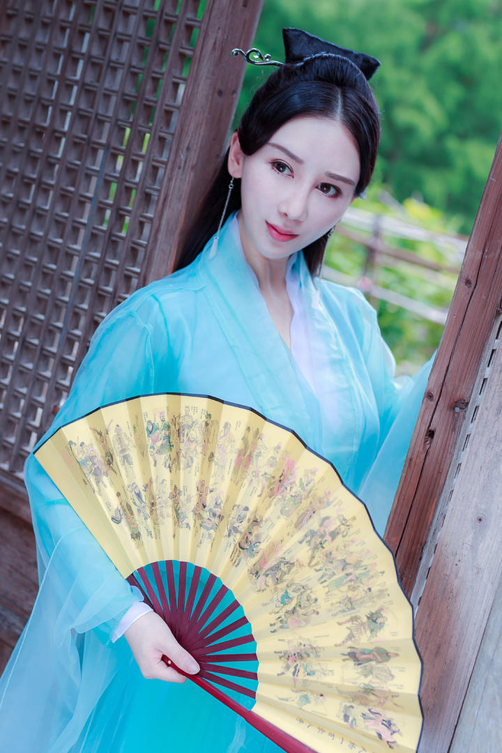 拿着扇子的高清古装美女艺术写真