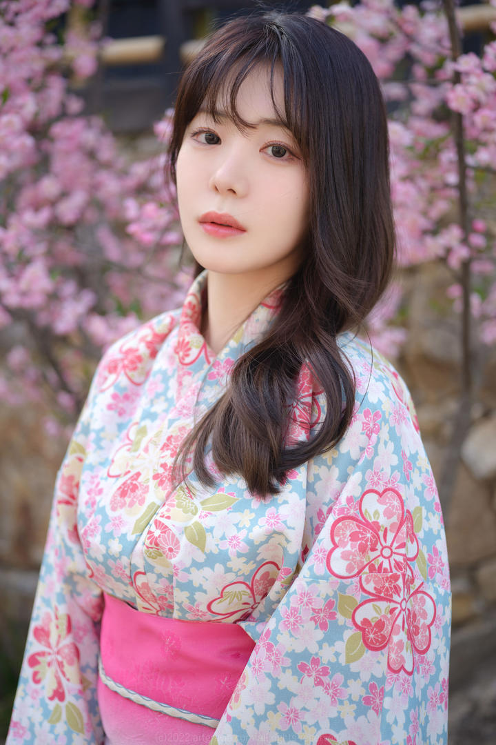 站在樱花树下的日本和服美女艺术照图片