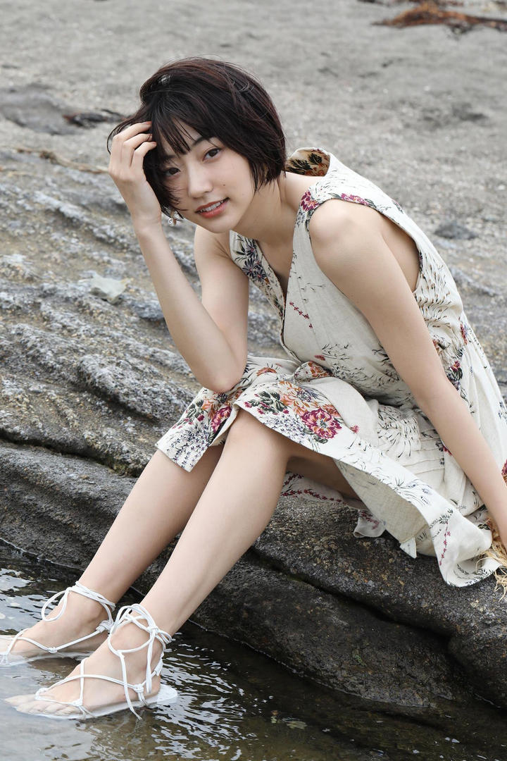 日本伦理片清纯短发美女写真摄影图片