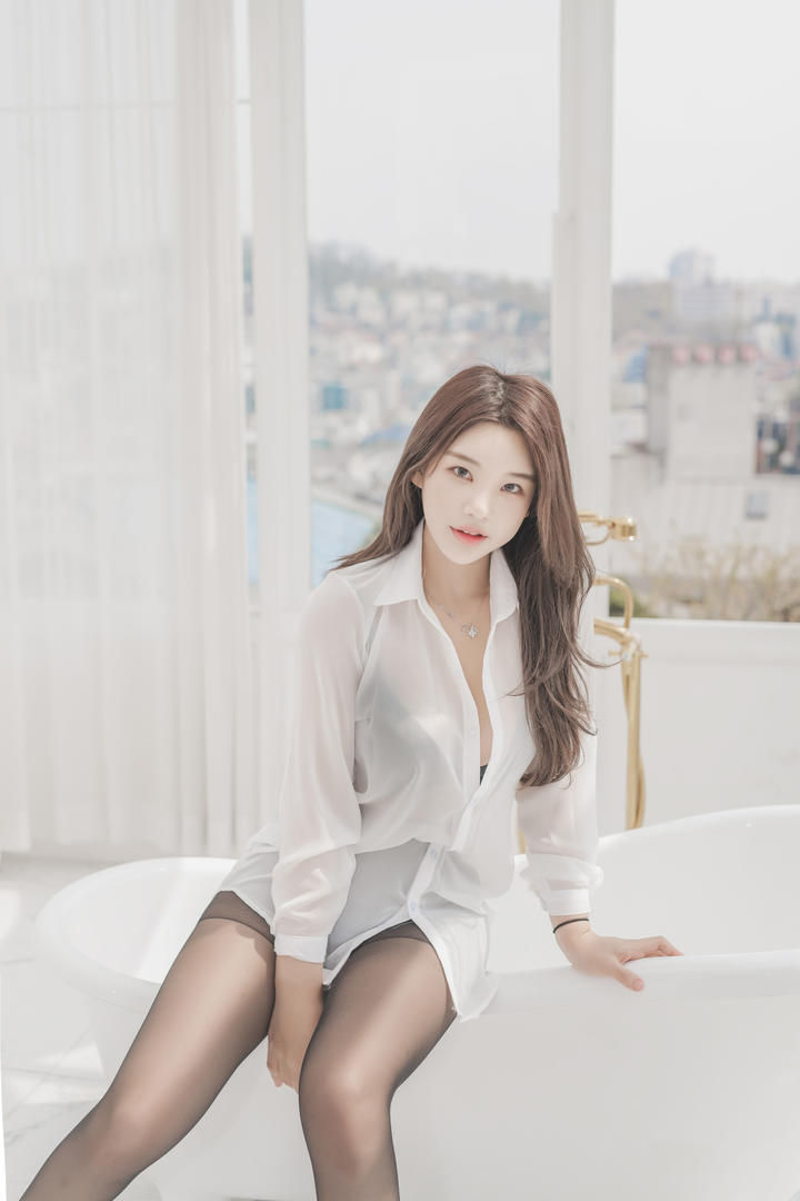 韩国极品女神白衬衫搭配黑丝浴室性感写真图片