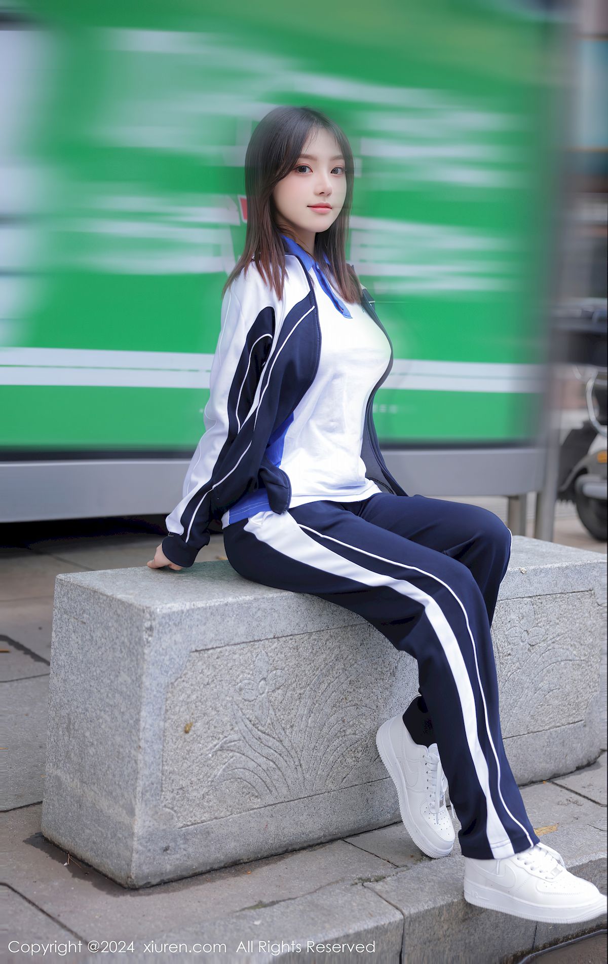 秀人网美女模特豆瓣酱学妹制服搭配公交车场景性感写真