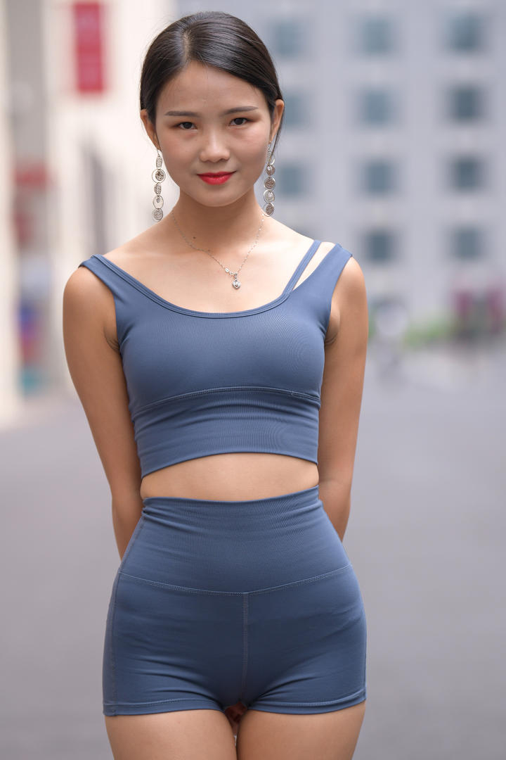 紧身运动装美女高清街拍图片